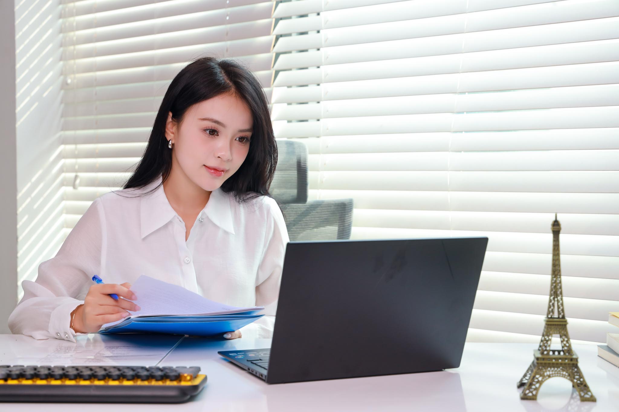 Hi-Tech Mid Year Awards 2025 - ASUS Zenbook 14: Laptop AI cân bằng thiết kế hiệu năng nổi bật nửa đầu năm 2025